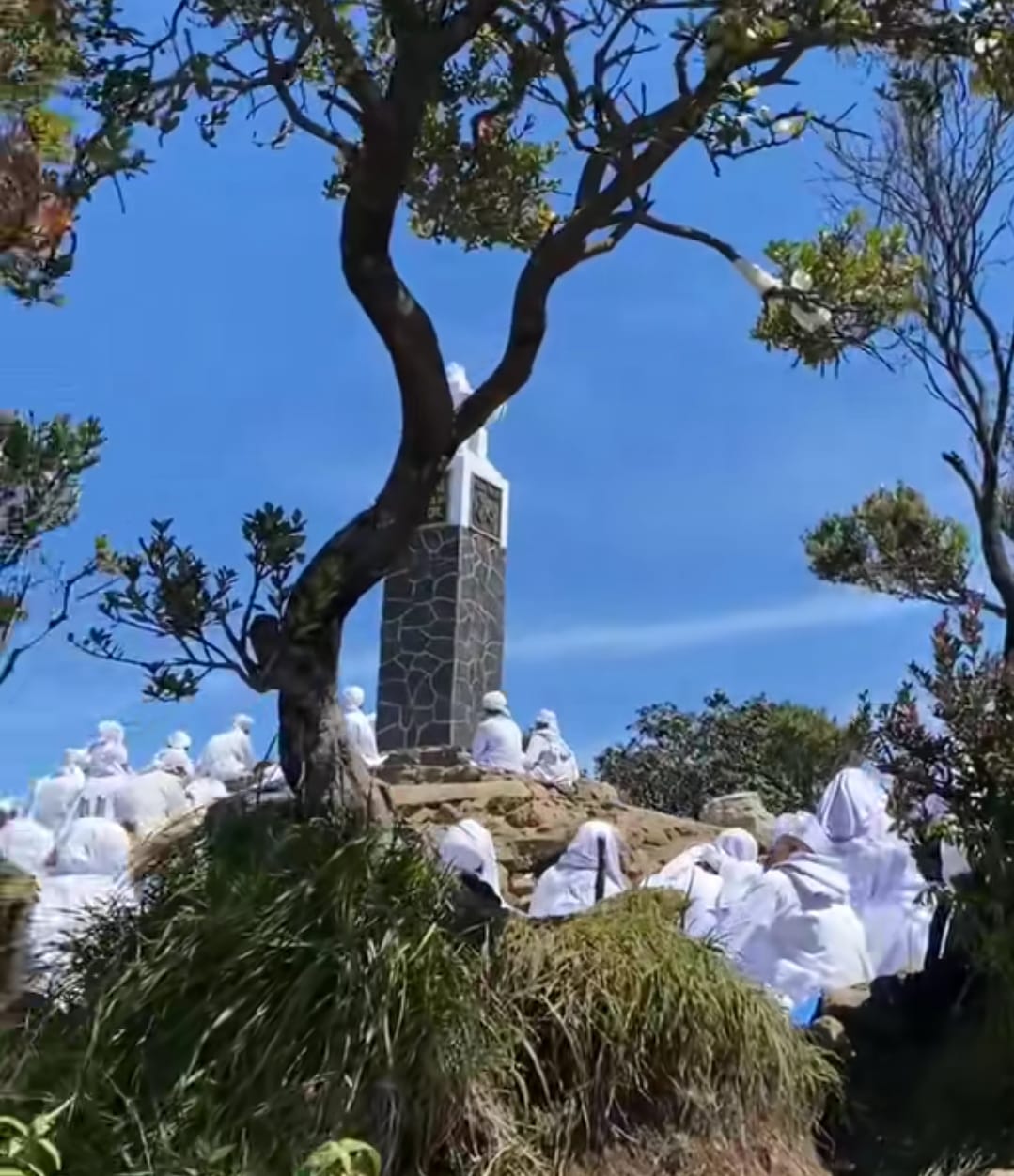 Pendakin Heran Melihat Rombongan Berbaju Putih Di Gunung Lawu