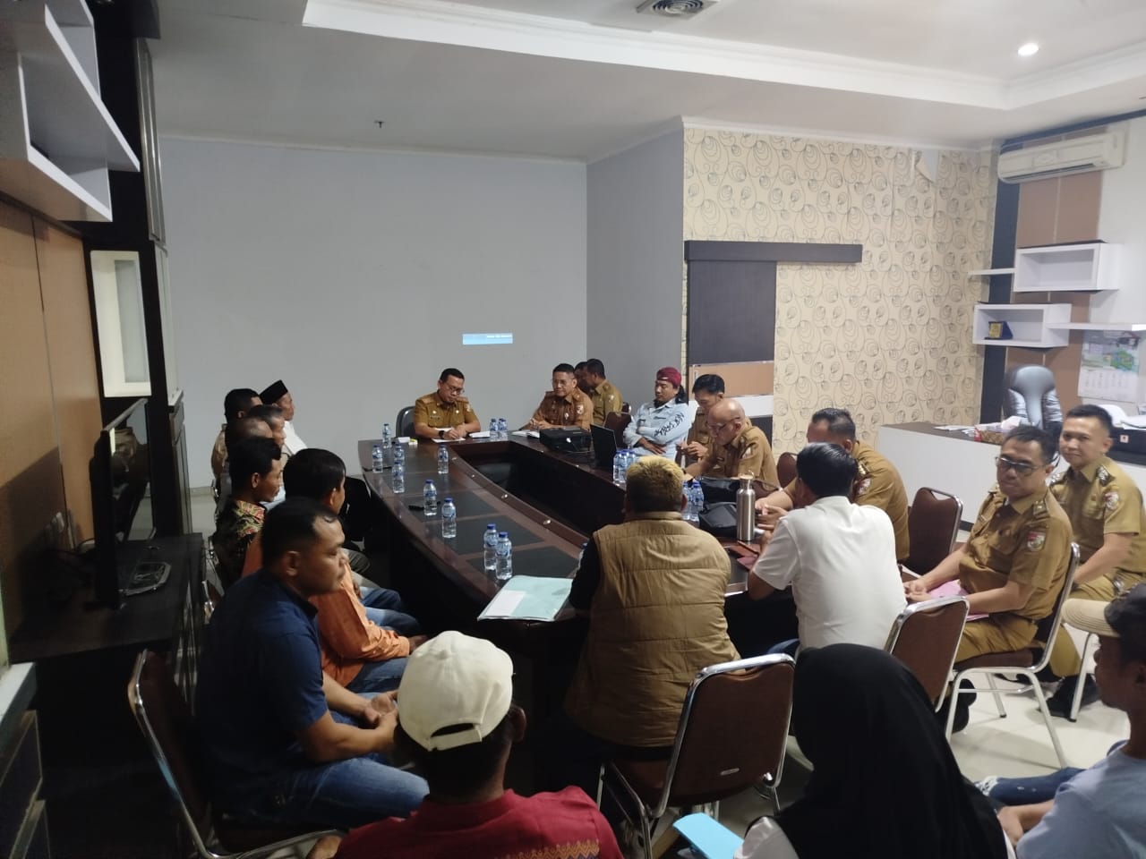 Warga Resah Dengan Pembangunan Kandang Babi. Ass II Bid Ekonomi Pembangunan Tubaba Gelar Rapat