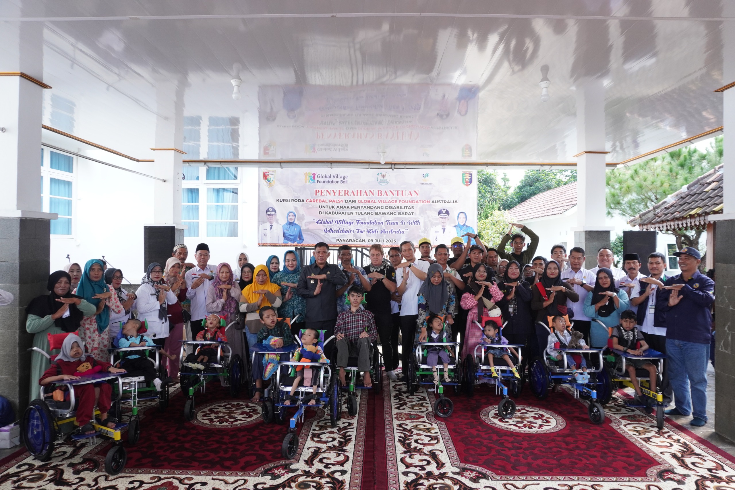 Wakil Bupati Tubaba Serahkan Bantuan Kursi Roda untuk Anak Disabilitas dari Global Village Foundation Australia