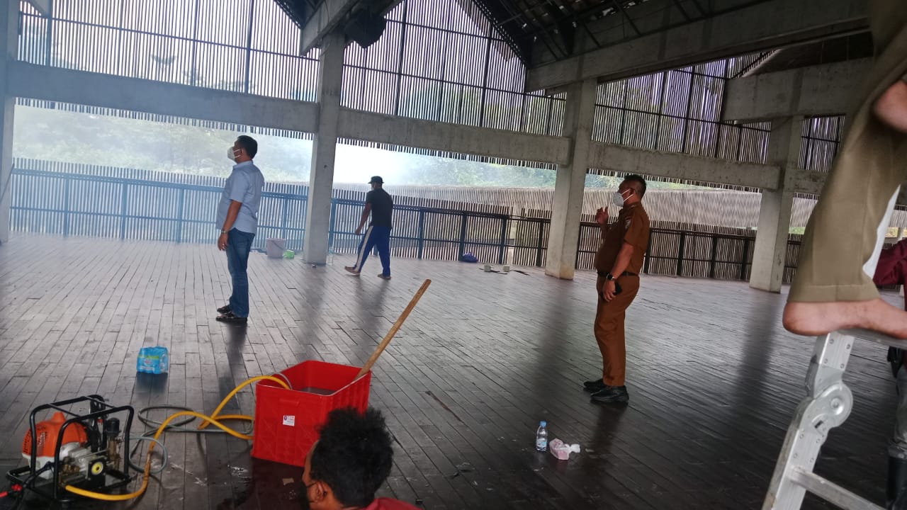 Wabup Tubaba Bersama Dinas PUPR Cek Langsung Progres Pembersihan Kelelawar di Islamic Center