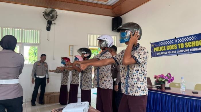 Satlantas Polres Lampung Tengah Edukasi Pelajar SMKN 1 Seputih Agung soal Tertib Berlalu Lintas