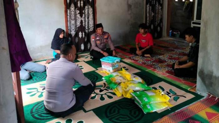 Polsek Pulau Panggung Berikan Tali Asih kepada Keluarga Korban Tertimpa Pohon di Pekon Batu Tegi