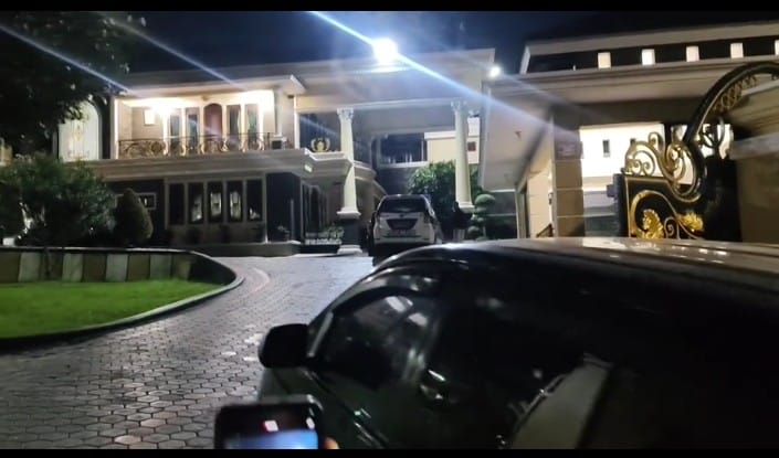 Kejati Lampung Geledah Rumah Mewah Diduga Milik Mantan Bupati Pesawaran Dendi Ramadhona