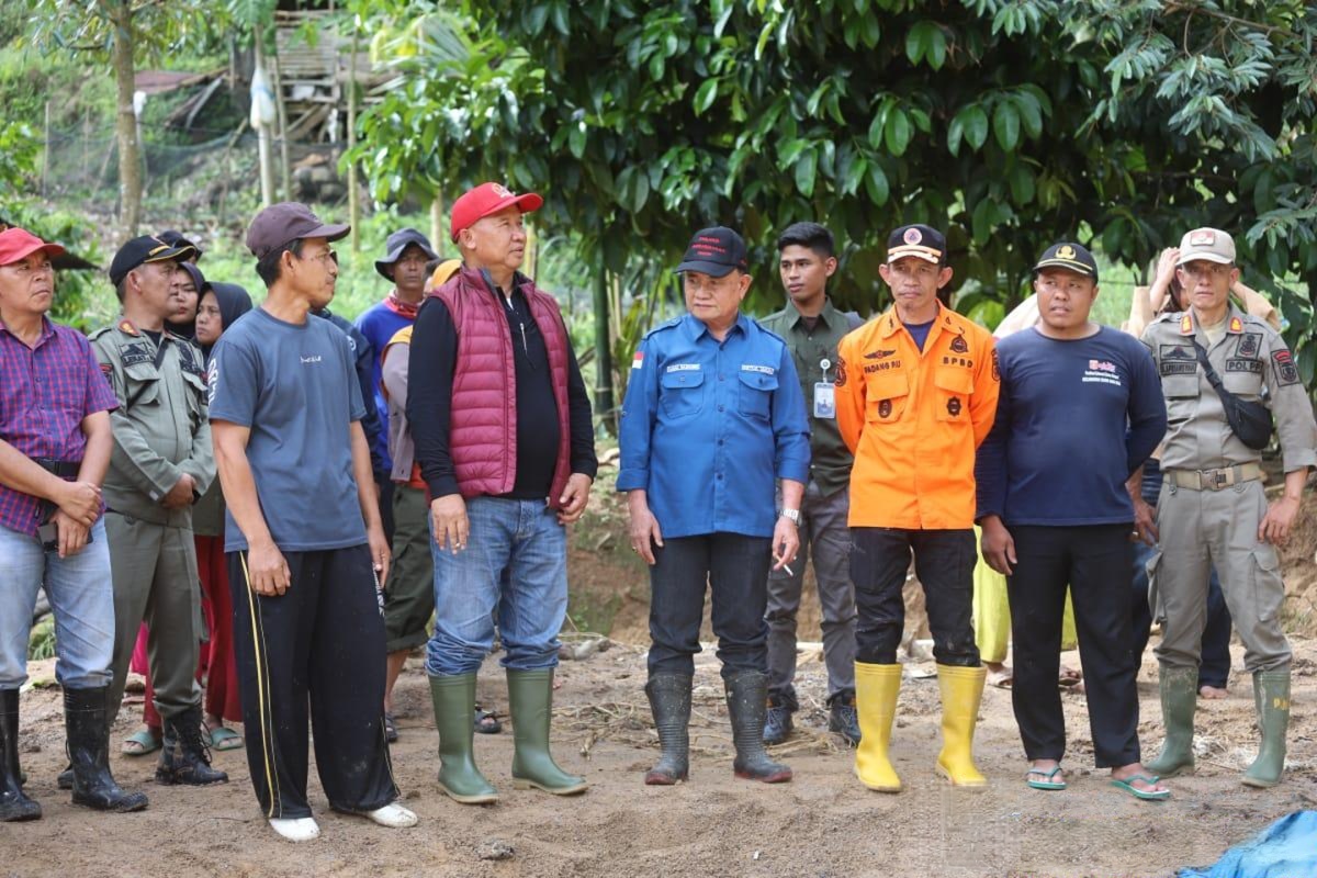 Dampingi Mukhlis Basri, Wabup Lambar Mad Hasnurin Ajak Warga Bangkit Pasca Banjir Suoh