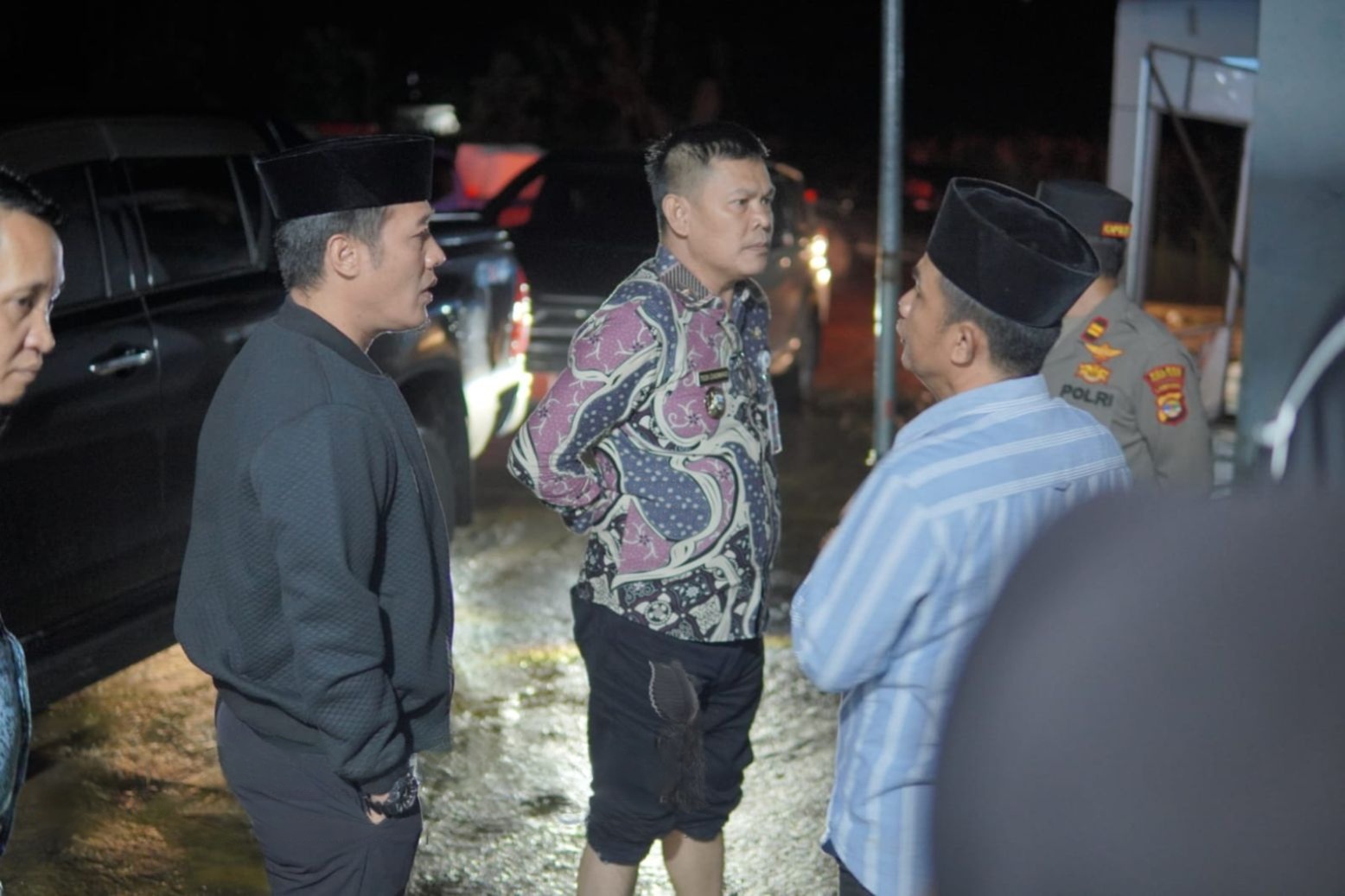 Bupati Pesisir Barat Tinjau Lokasi Banjir di Ngaras, Salurkan Bantuan untuk Warga